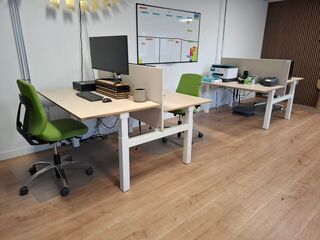 2x Duo-bureau, in hoogte verstelbaar
