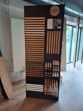 Showroomdisplay met diverse panelen