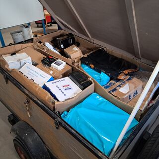 Aanhangwagen met diverse retour-artikelen