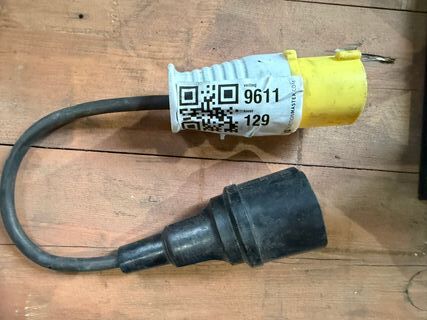 Adapterkabel met stekker, CEE naar contrastekker, geel/zwart