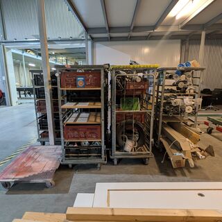 Partij diversen in 6x rolcontainer