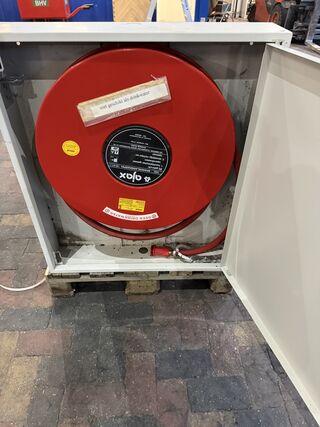 Brandslanghaspel in kast, Ajax, EN 671-1, rood/wit