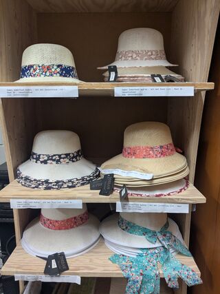 Ca. 35x Dames zomerhoeden met strik, zomerhoed, diverse kleuren