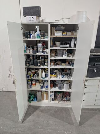 Inhoud werkbank en voorraadkast