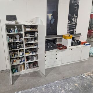Inhoud werkbank en voorraadkast