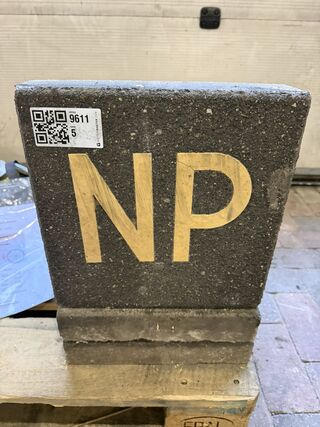 3x Decoratieve betonnen lettertegels NP, antraciet/goudkleurig, ca. 30