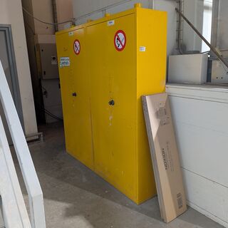 2x Chemiekast met inhoud Hiltra