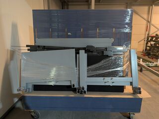 Verrijdbaar houten transportkar met diverse metalen profielen