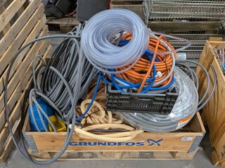 Partij elektrische kabels, mantelbuizenen kunststof leidingen