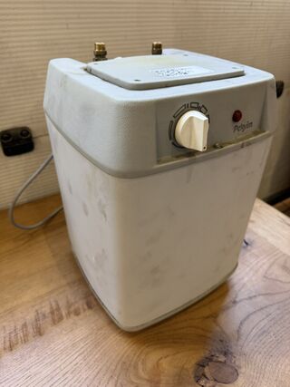 Elektrische onderbouwboiler / close-in boiler, Pelgrim, IB 100, wit/li
