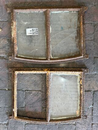 2x Gebogen 2-ruits stalramen, Historisch, wit/roest, 43 x 31 cm
