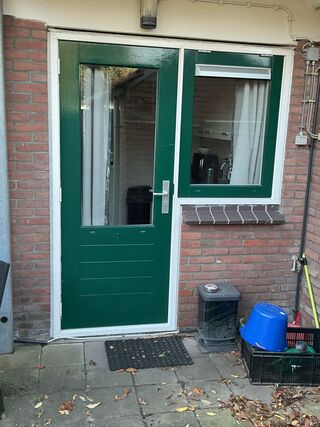 Meranti hardhouten buitendeur, HR++ glas; hoge borstwering, houtkleur,