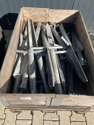 Palletbox met verkeersbordhouders