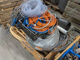 Partij elektrische kabels, mantelbuizenen kunststof leidingen