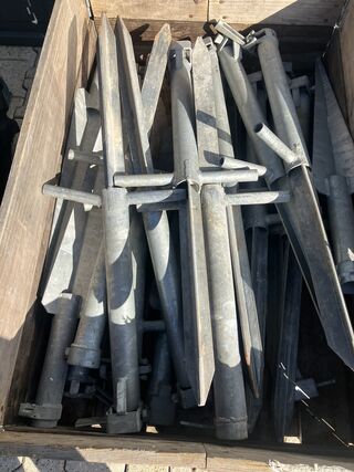 Palletbox met verkeersbordhouders