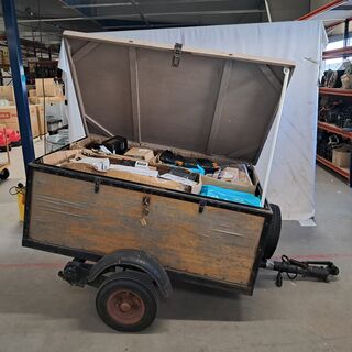 Aanhangwagen met diverse retour-artikelen