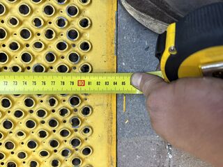Geperforeerde metalen oprijplaat / laadbrug, geel/grijs, geperforeerd