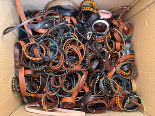 Ca. 325x Mixpartij lederen armbanden Fred&Bruder