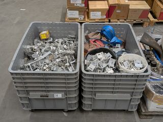 Partij zonnepaneelbeugels, in 2x verrijdbare palletbox