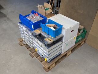 Partij zonnepaneel installatiemateriaal en omvormers