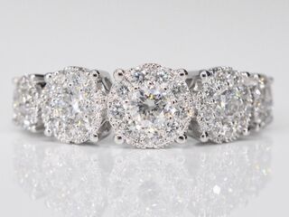 Witgouden rijring met 5 diamanten entourages 1.00 carat