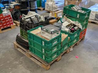 Partij elektrotechnische materialen, componenten en installatiemateria