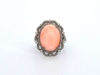 Unieke ring met diamanten en centraal koraal