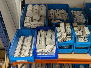 Partij elektrische installatiecomponenten
