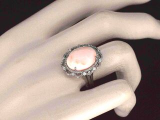 Unieke ring met diamanten en centraal koraal
