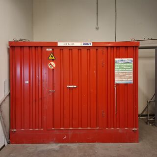 Milieucontainer met inhoud, Hiltra