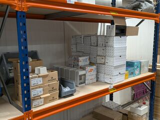 Partij divers elektrotechnisch installatiemateriaal