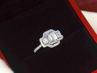 Witgouden trinity ring met een grote emerald cut diamant