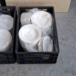 Partij horeca- en cateringmateriaal – kratten, borden en warmhoudketel