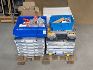 Partij zonnepaneel installatiemateriaal en omvormers