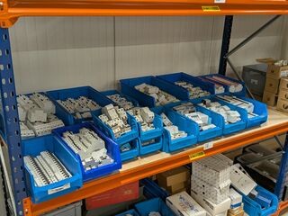 Partij elektrische installatiecomponenten