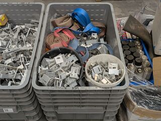 Partij zonnepaneelbeugels, in 2x verrijdbare palletbox