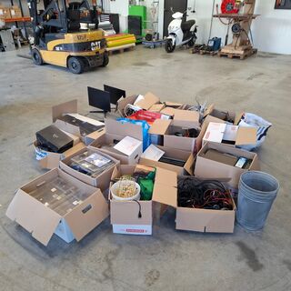 2x Pallet met diversen; Sfeerartikelen, kantoorbenodigdheden, multimed