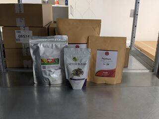 Diverse gedroogde poeders & cacao wafers, O.a. Vitanics, Purason
