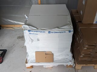 3x Pallet met verpakkingsdozen