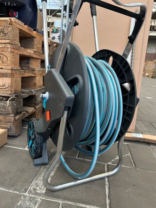 Verrijdbare tuinslanghaspel met tuinslang Gardena