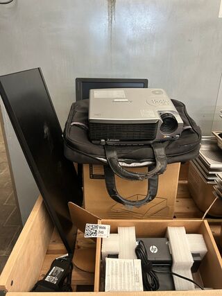 5x Kantoor artikelen w.o. projector, postbak, beeldscherm W.o. Mitsubi