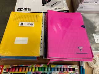 Partij kantoor- en schoolartikelen w.o. schriften, lamineerhoezen, pap