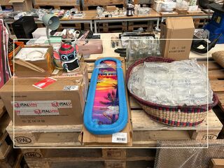 Partij woonaccessoires w.o.  wanddecoratie Miami, opbergmand, bureaula