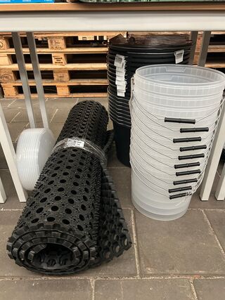 33x Schoonmaakartikelen w.o. rubberen ringmat, emmers, deksels