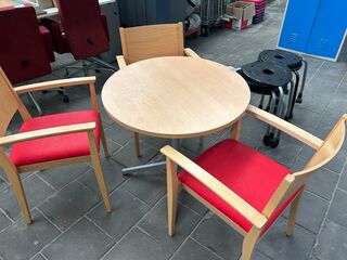 Design tafel met 3 stoelen en 6 krukken