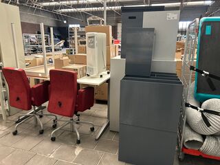 Partij diversen w.o. kantoormeubelen, reiskoffers en stellingen