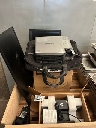 5x Kantoor artikelen w.o. projector, postbak, beeldscherm W.o. Mitsubi