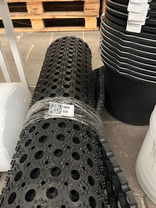 33x Schoonmaakartikelen w.o. rubberen ringmat, emmers, deksels