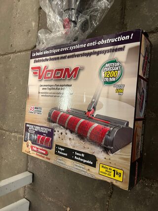 Partij schoonmaakartikelen w.o. elektrische bezem, vloerwisser, mini w