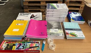 Partij kantoor- en schoolartikelen w.o. schriften, lamineerhoezen, pap